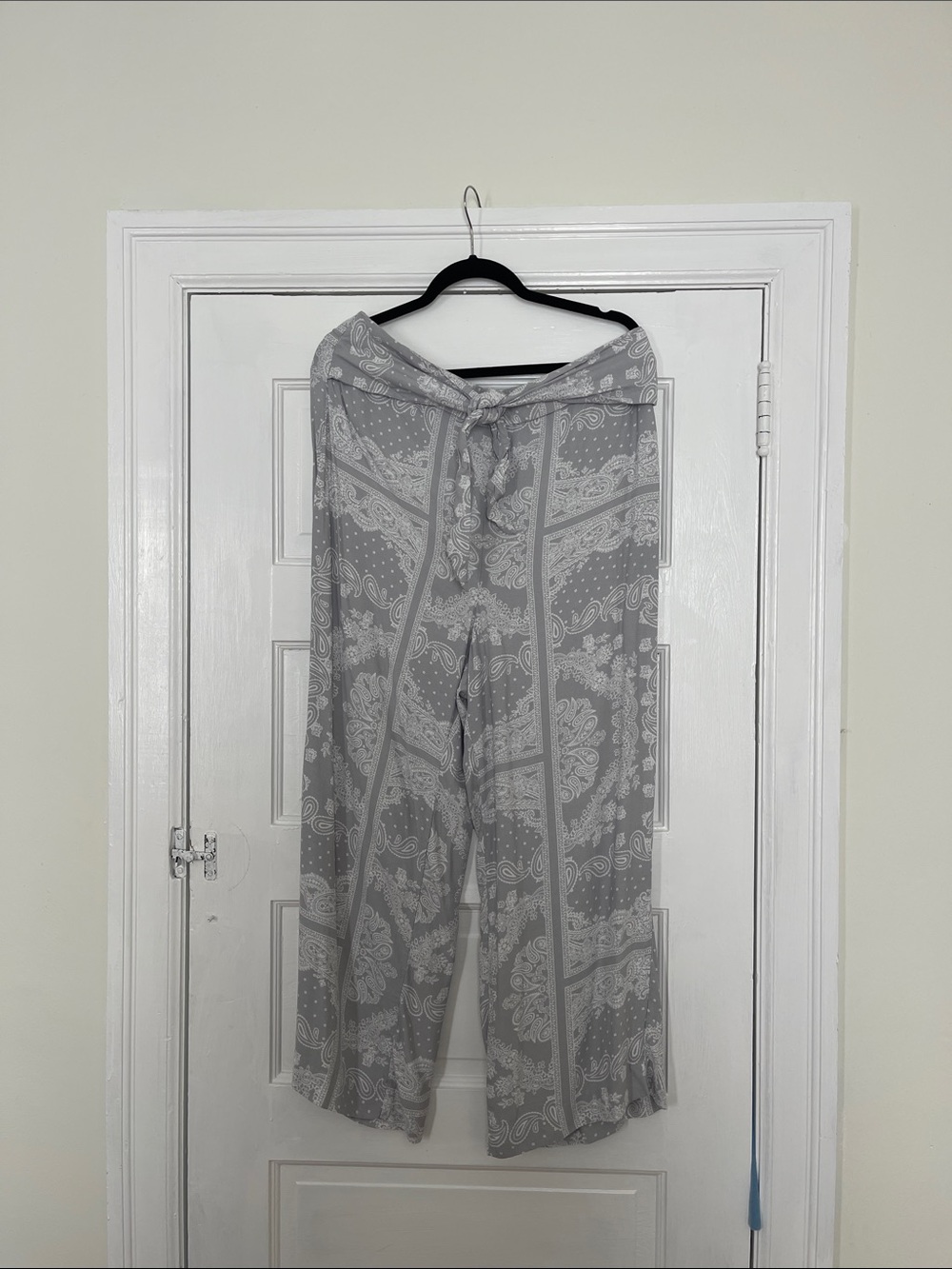 Ann Taylor Light Gray Paisley Wide-Leg Pants